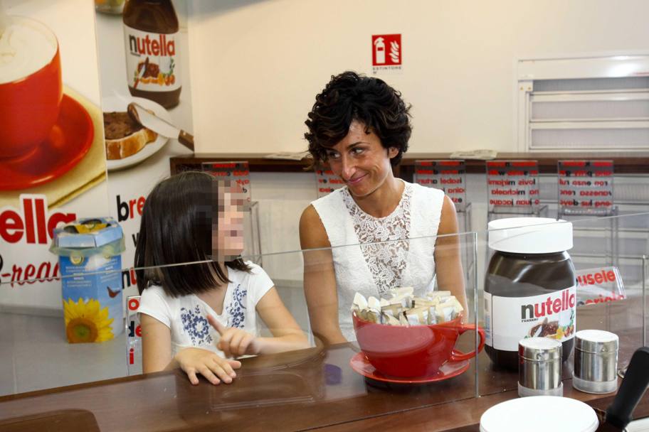Agnese Renzi e la figlia Ester ad Expo 2015 per una deliziosa crepe alla Nutella (Ansa)